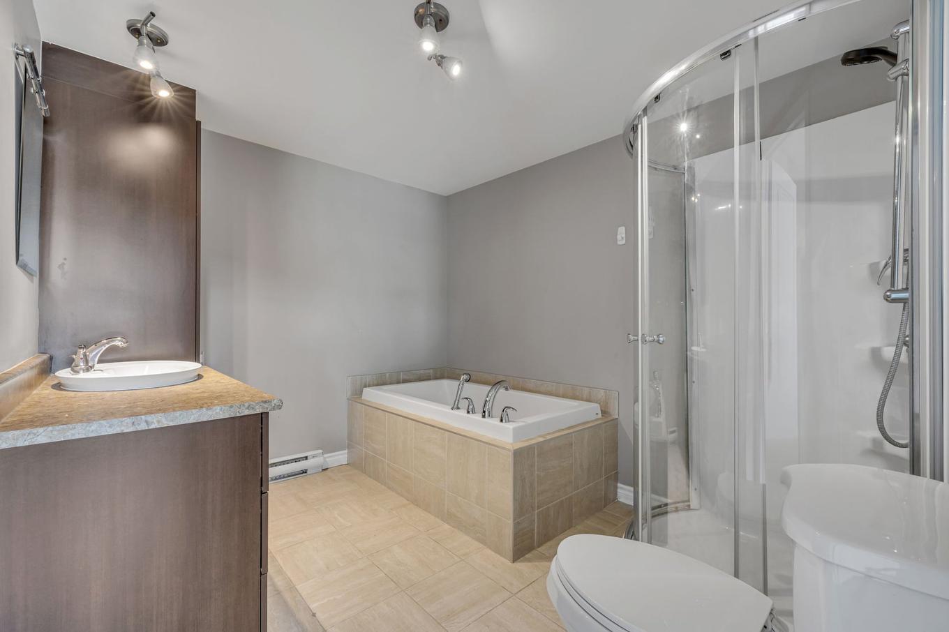 Bathroom - 302-1692 Boul. Pie-Xi N., Québec (La Haute-Saint-Charles), QC - Indoor Photo Showing Bathroom