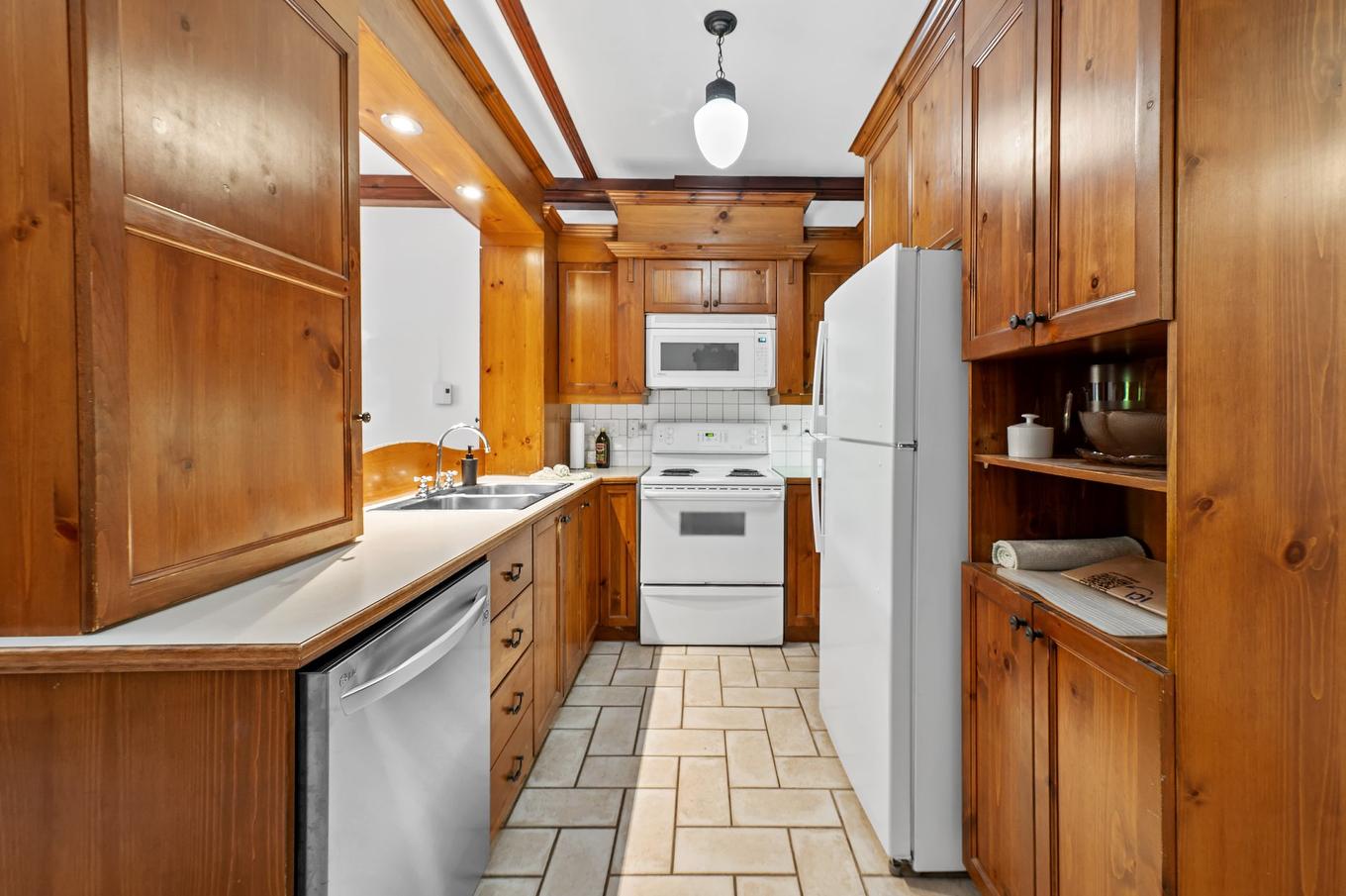 Kitchen - 7-100 Ch. Des Quatre-Sommets, Mont-Tremblant, QC - Indoor Photo Showing Kitchen With Double Sink