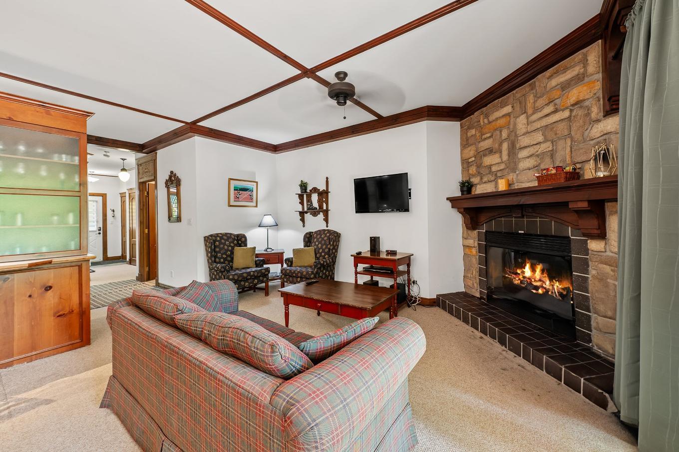 Living room - 7-100 Ch. Des Quatre-Sommets, Mont-Tremblant, QC - Indoor Photo Showing Living Room With Fireplace