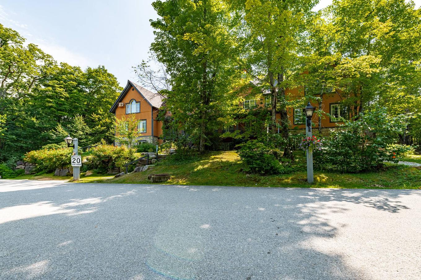 Exterior - 7-100 Ch. Des Quatre-Sommets, Mont-Tremblant, QC - Outdoor