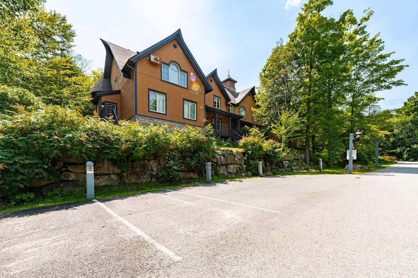 Parking - 7-100 Ch. Des Quatre-Sommets, Mont-Tremblant, QC - Outdoor