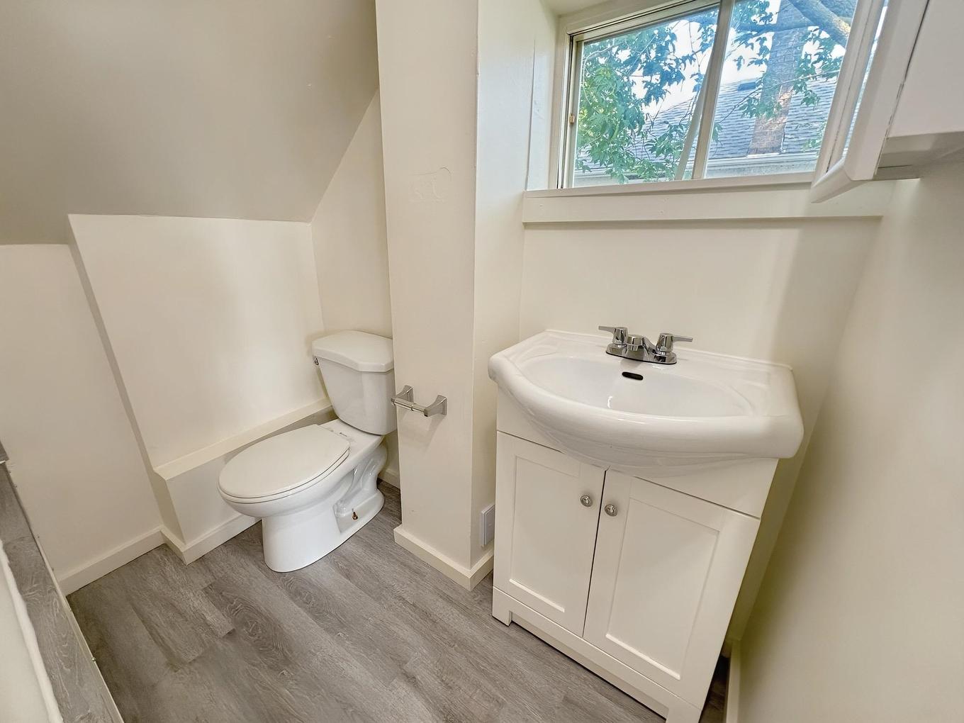 359 Mckellar Street N, Thunder Bay, ON - Indoor Photo Showing Bathroom