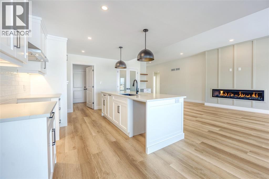 3595 Paul Crescent, Plympton-Wyoming, ON - Indoor Photo Showing Kitchen With Upgraded Kitchen
