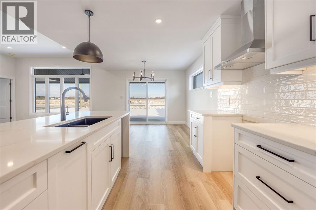 3595 Paul Crescent, Plympton-Wyoming, ON - Indoor Photo Showing Kitchen With Upgraded Kitchen