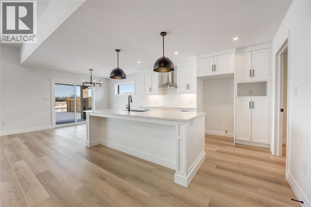 3595 Paul Crescent, Plympton-Wyoming, ON - Indoor Photo Showing Kitchen With Upgraded Kitchen
