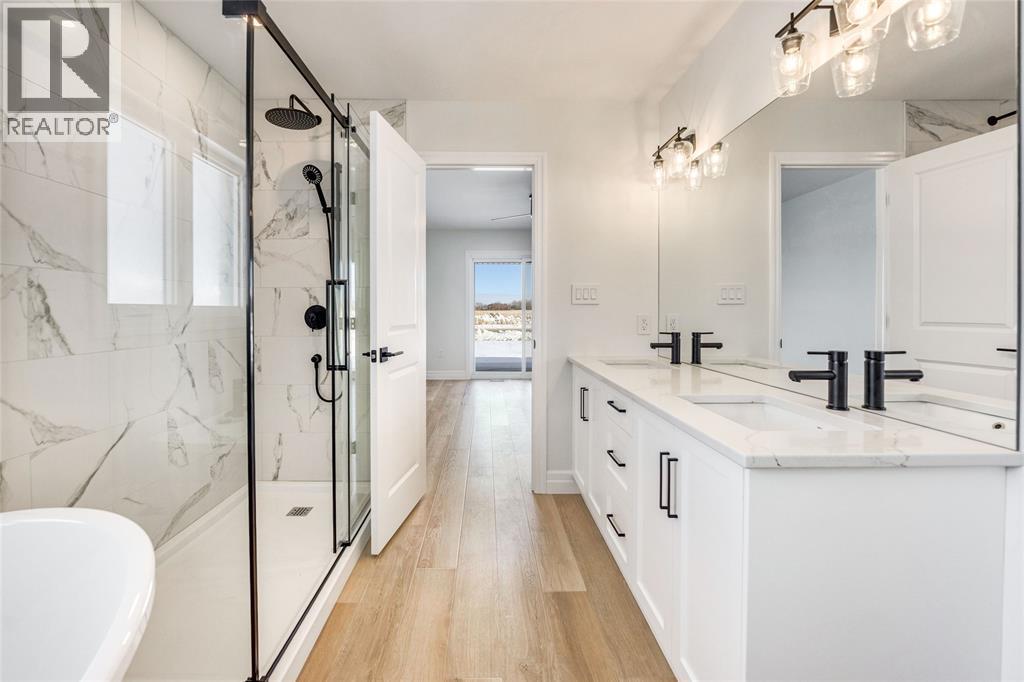3595 Paul Crescent, Plympton-Wyoming, ON - Indoor Photo Showing Bathroom