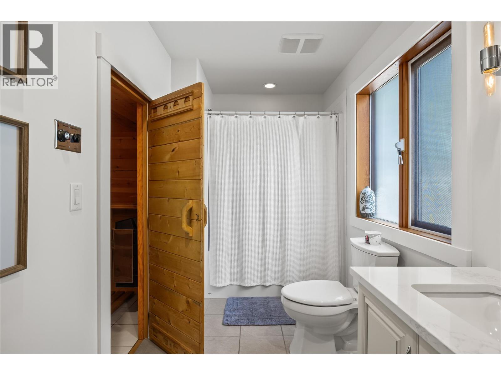 3700 Jean Road, Kelowna, BC - Indoor Photo Showing Bathroom