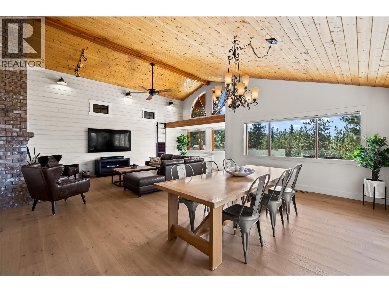 3700 Jean Road, Kelowna, BC - Indoor Photo Showing Dining Room