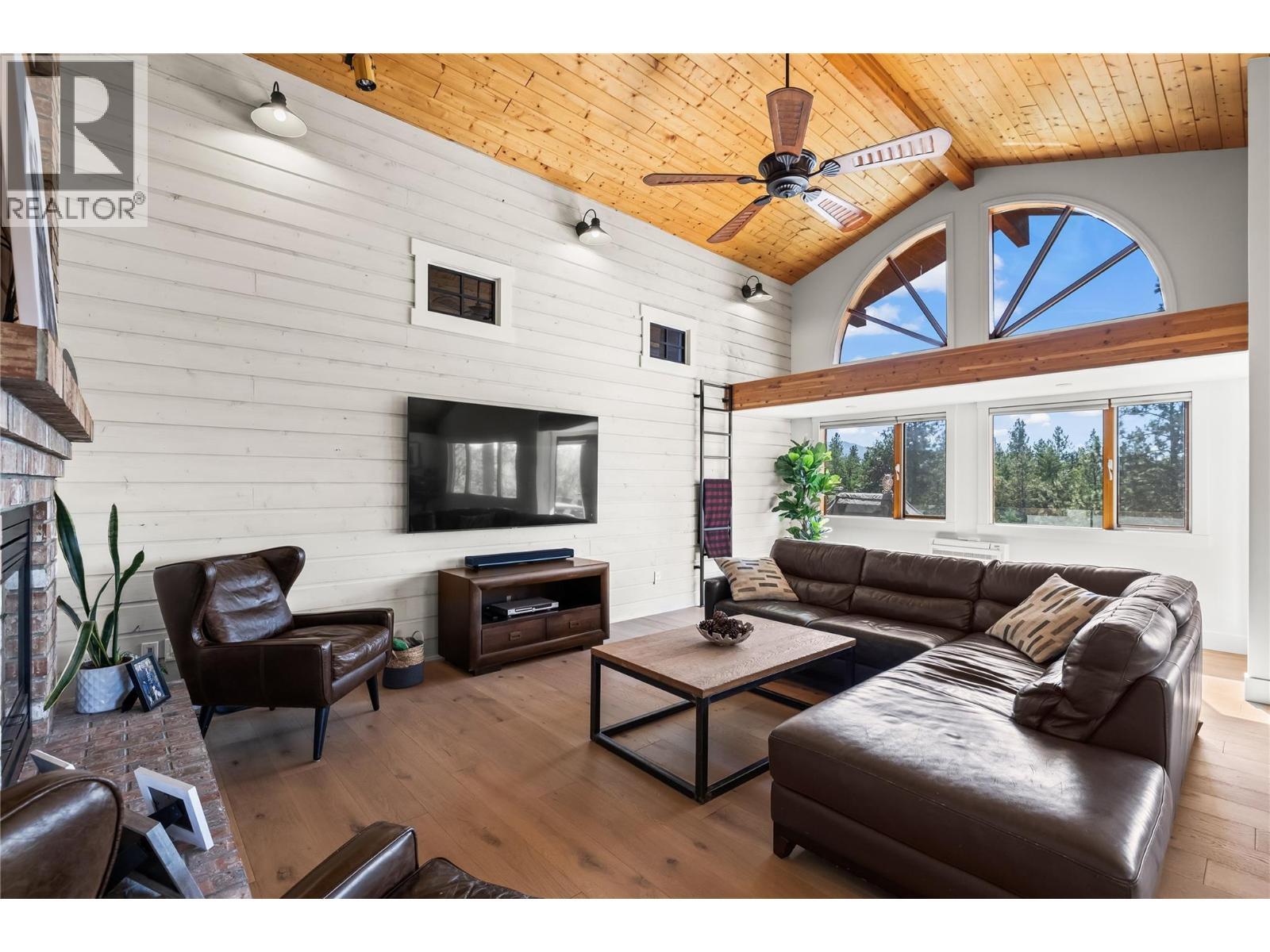 3700 Jean Road, Kelowna, BC - Indoor Photo Showing Living Room
