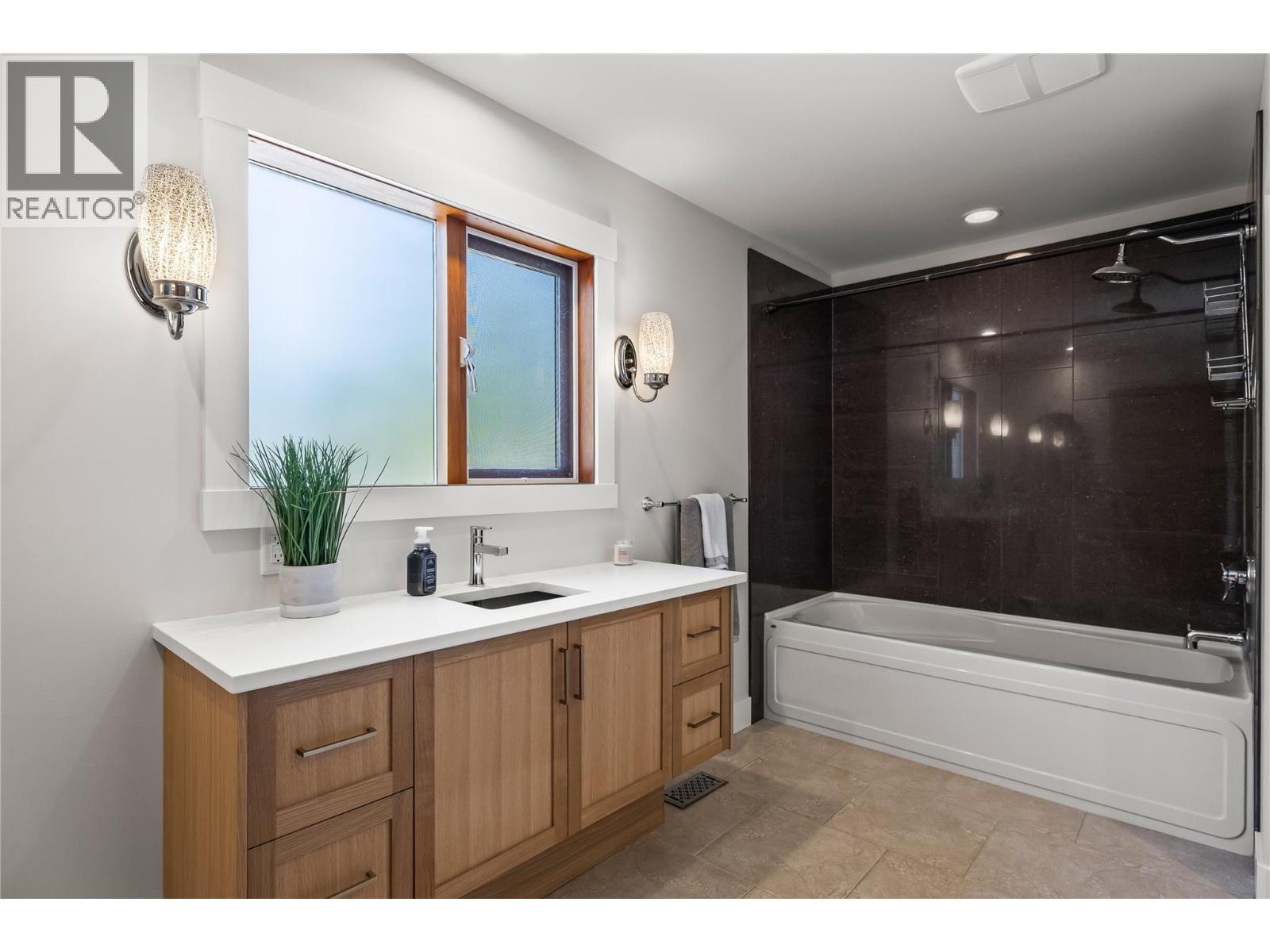 3700 Jean Road, Kelowna, BC - Indoor Photo Showing Bathroom