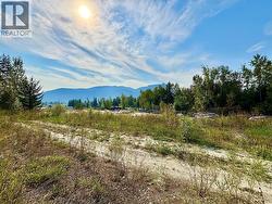 The upper bench also has many flat sites -
