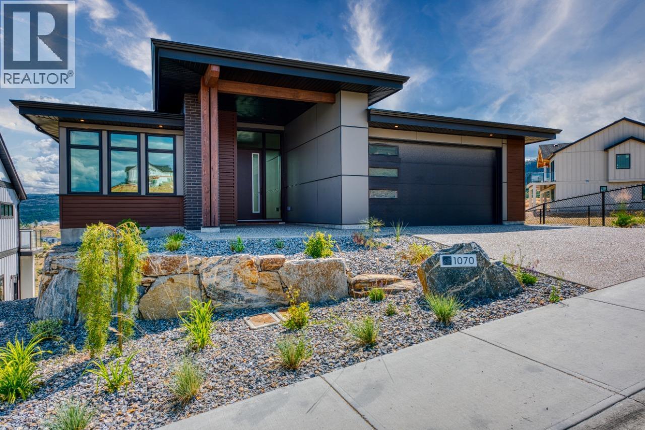 1070 Emslie Street, Kelowna, BC - Outdoor