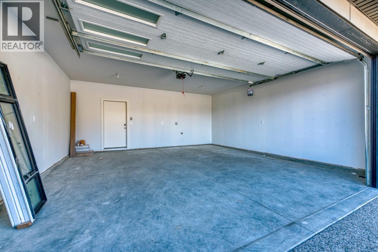 1070 Emslie Street, Kelowna, BC - Indoor Photo Showing Garage