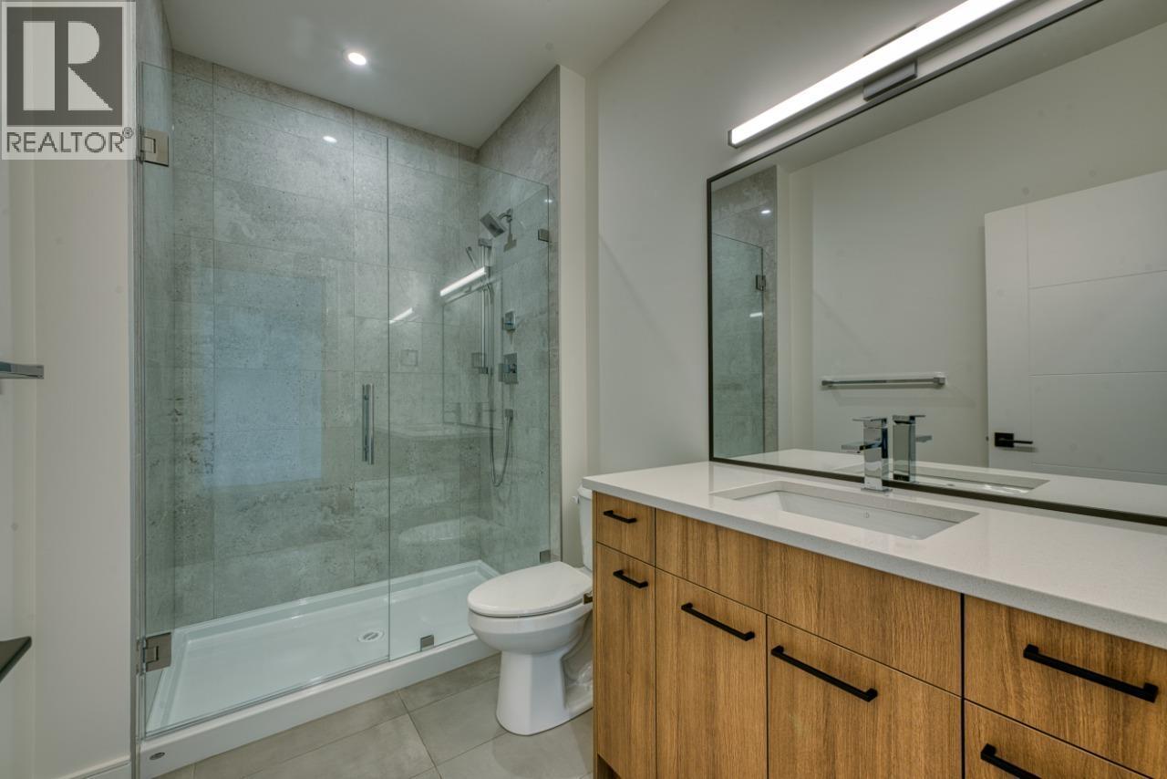 1070 Emslie Street, Kelowna, BC - Indoor Photo Showing Bathroom