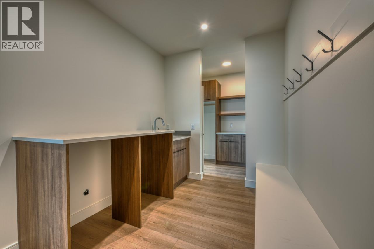 1070 Emslie Street, Kelowna, BC - Indoor Photo Showing Other Room