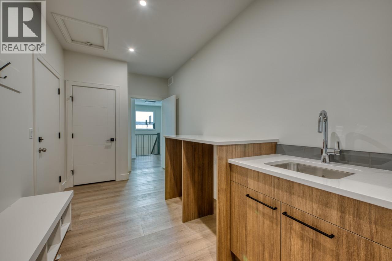 1070 Emslie Street, Kelowna, BC - Indoor