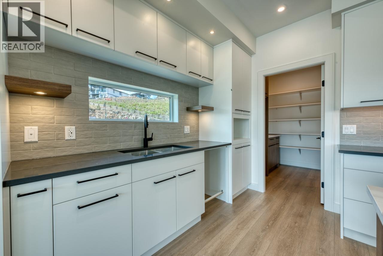 1070 Emslie Street, Kelowna, BC - Indoor Photo Showing Kitchen With Double Sink