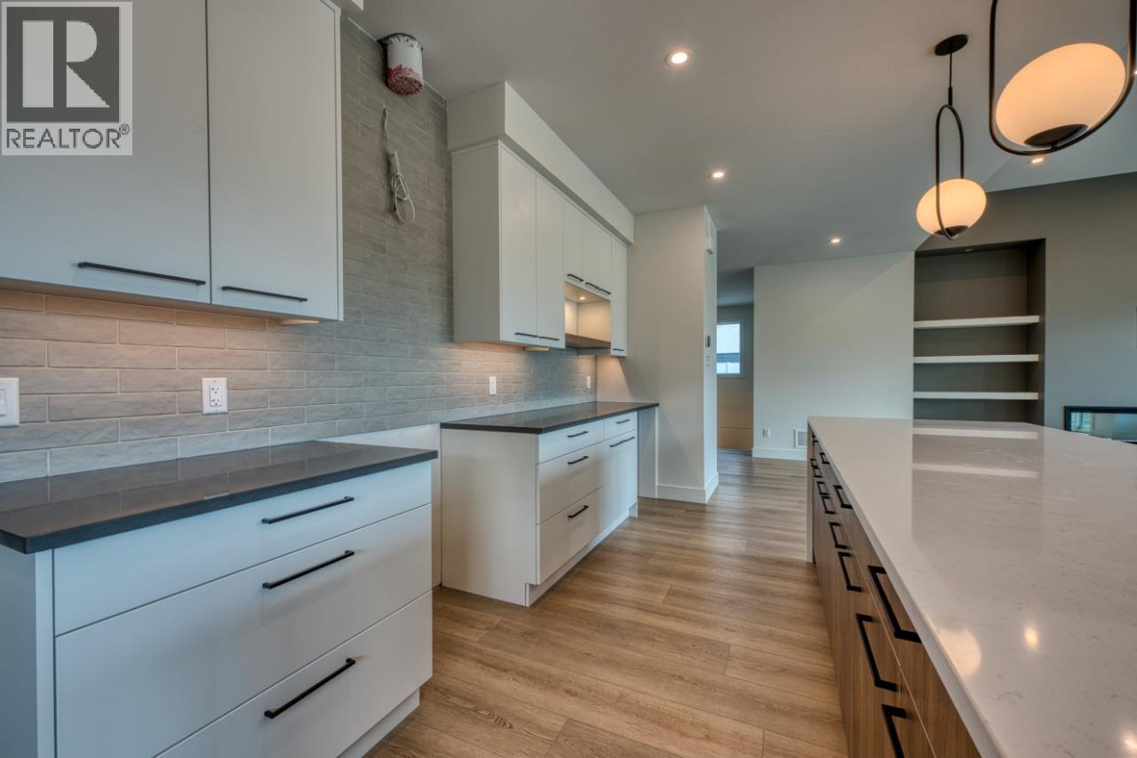 1070 Emslie Street, Kelowna, BC - Indoor Photo Showing Kitchen With Upgraded Kitchen