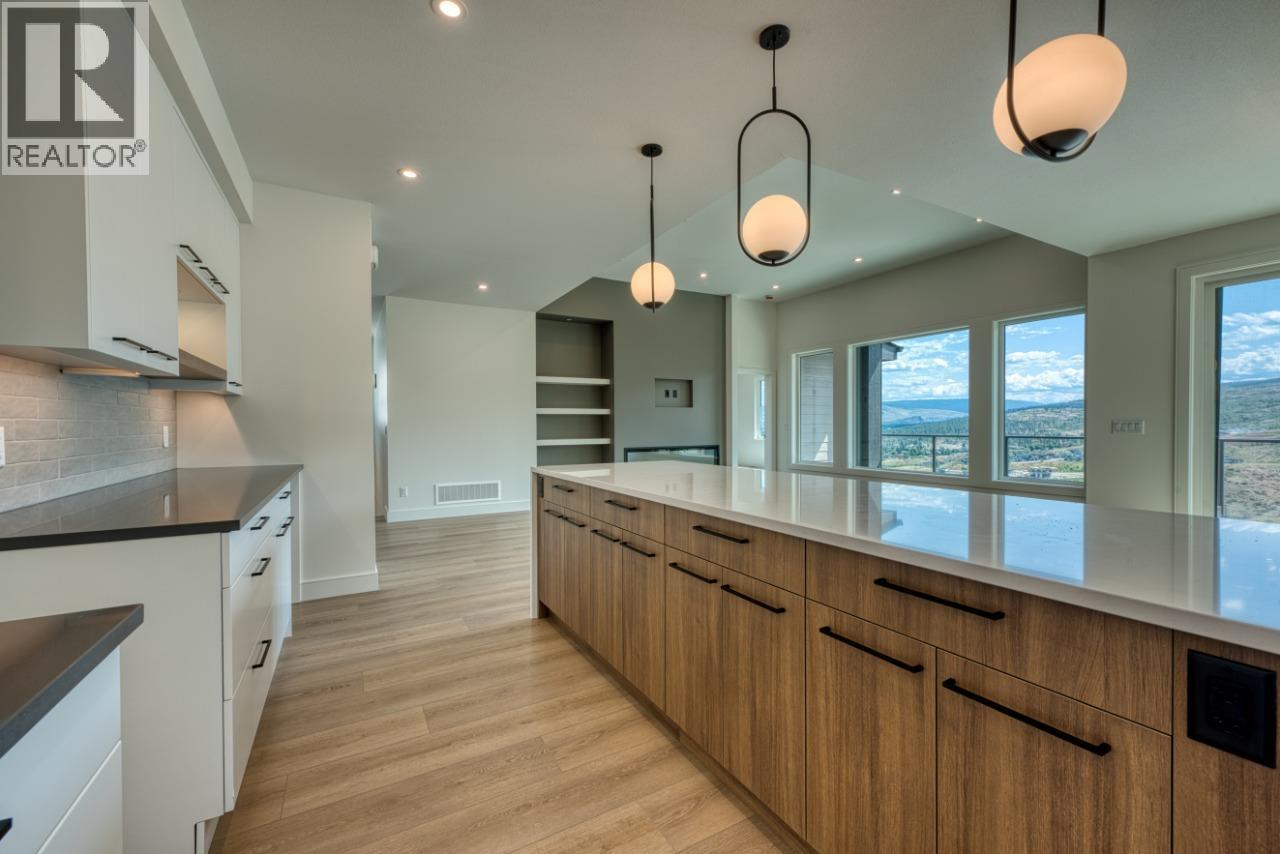 1070 Emslie Street, Kelowna, BC - Indoor Photo Showing Kitchen