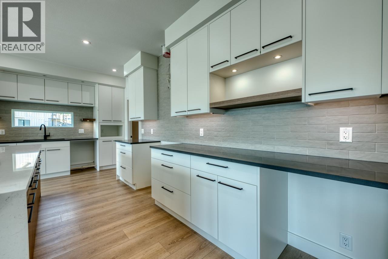 1070 Emslie Street, Kelowna, BC - Indoor Photo Showing Kitchen With Upgraded Kitchen
