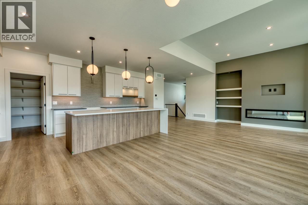 1070 Emslie Street, Kelowna, BC - Indoor Photo Showing Kitchen With Upgraded Kitchen