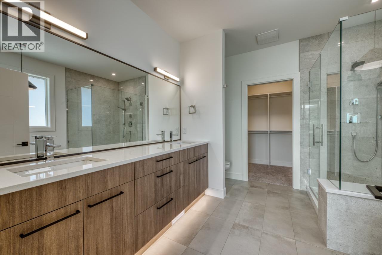 1070 Emslie Street, Kelowna, BC - Indoor Photo Showing Bathroom