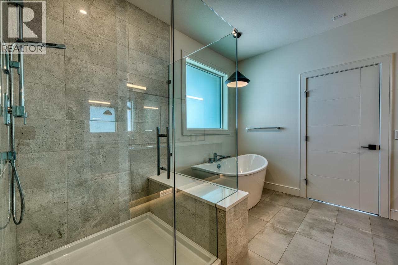 1070 Emslie Street, Kelowna, BC - Indoor Photo Showing Bathroom