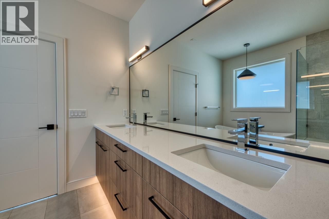 1070 Emslie Street, Kelowna, BC - Indoor Photo Showing Bathroom