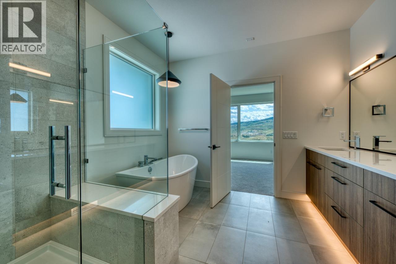 1070 Emslie Street, Kelowna, BC - Indoor Photo Showing Bathroom