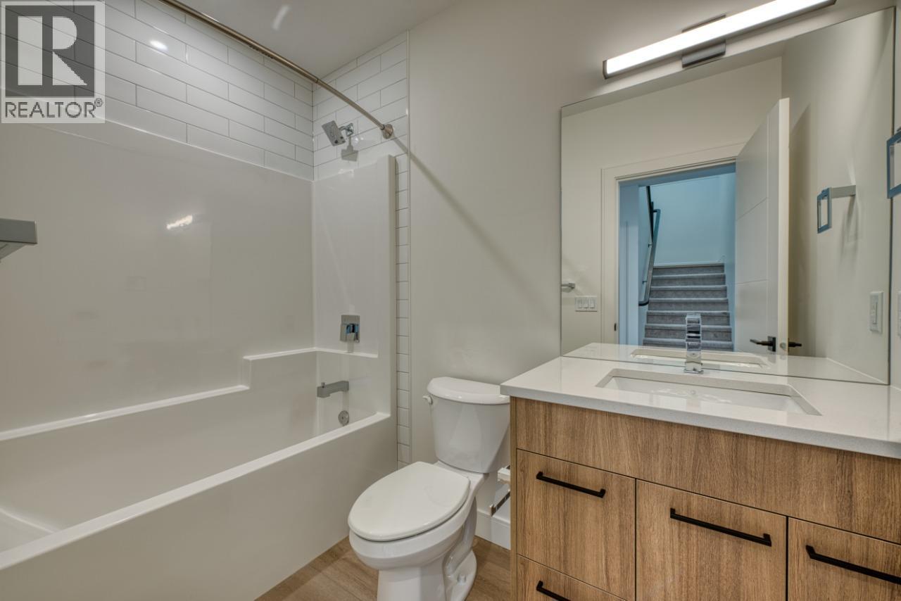 1070 Emslie Street, Kelowna, BC - Indoor Photo Showing Bathroom