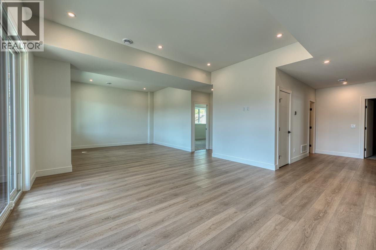 1070 Emslie Street, Kelowna, BC - Indoor Photo Showing Other Room