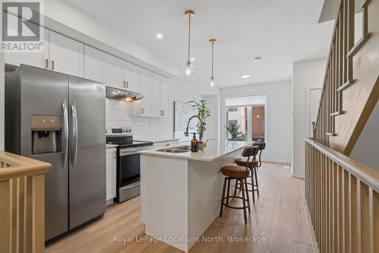 81 Winters Crescent, Collingwood, ON - Indoor Photo Showing Kitchen With Double Sink With Upgraded Kitchen