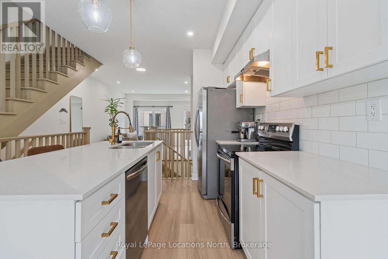 81 Winters Crescent, Collingwood, ON - Indoor Photo Showing Kitchen With Double Sink With Upgraded Kitchen