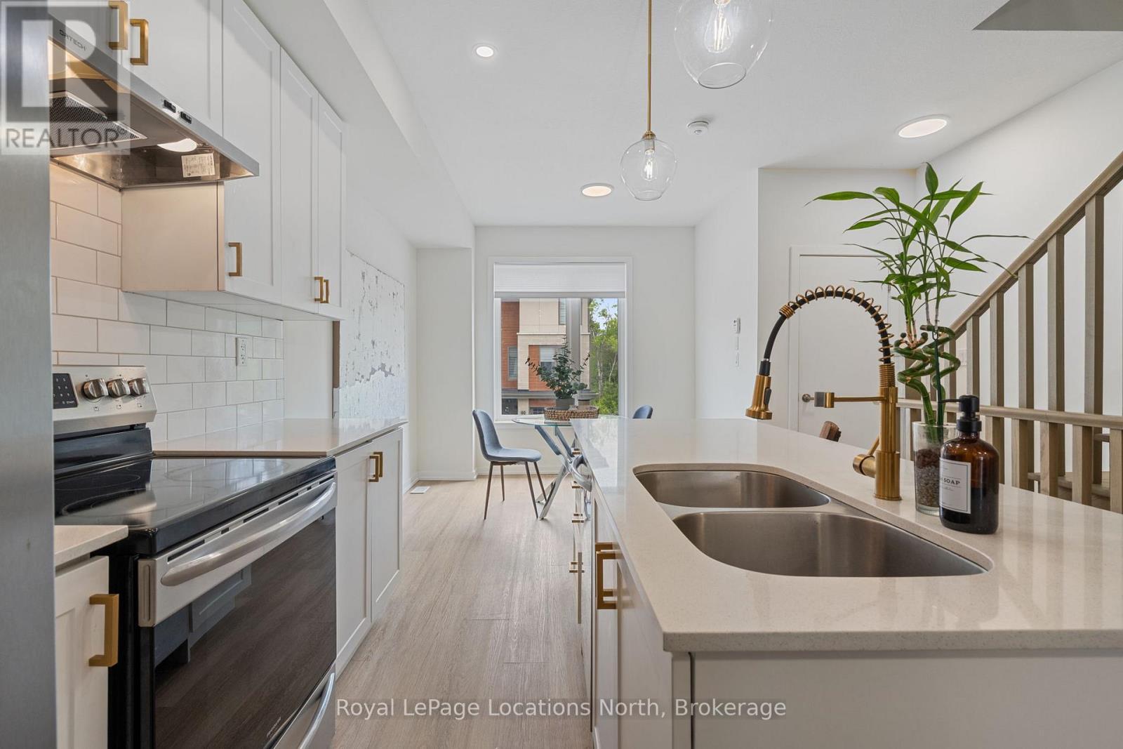 81 Winters Crescent, Collingwood, ON - Indoor Photo Showing Kitchen With Double Sink With Upgraded Kitchen