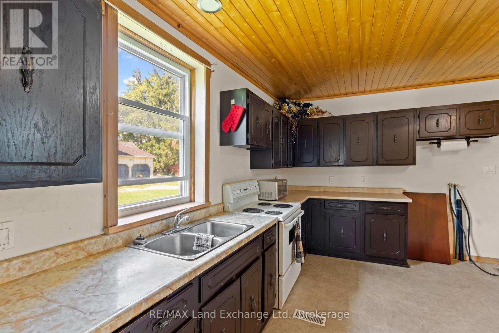 16 6 Concession, Brockton, ON - Indoor Photo Showing Kitchen With Double Sink
