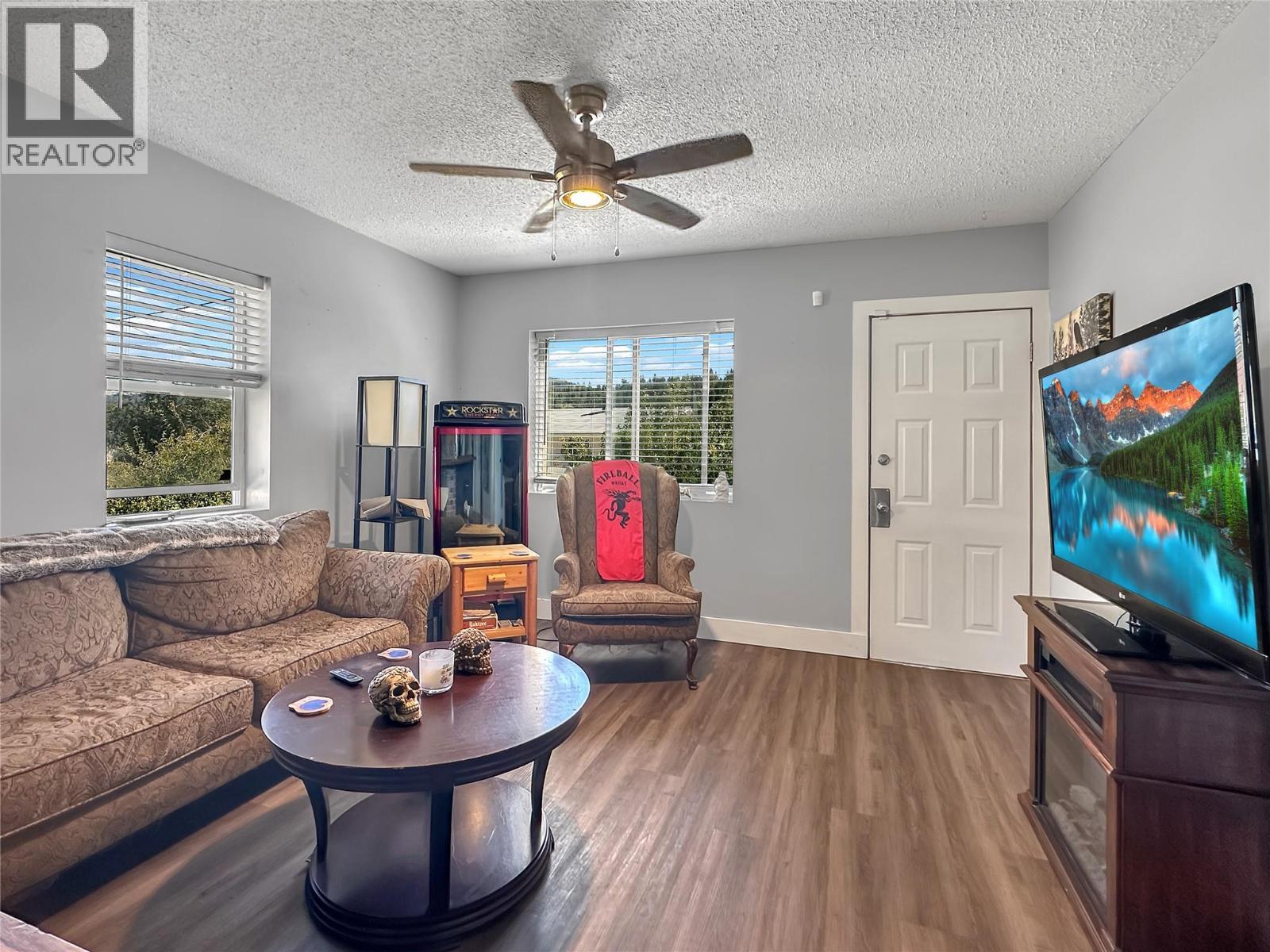 569 Auburn Crescent, Princeton, BC - Indoor Photo Showing Living Room