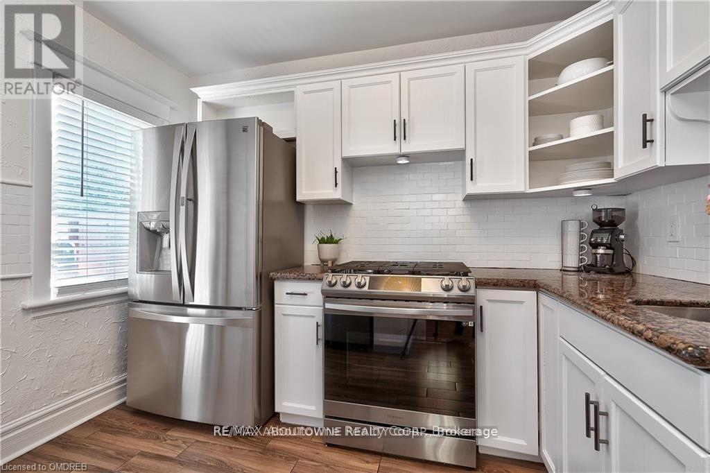 23 Ottawa Street S, Hamilton, ON - Indoor Photo Showing Kitchen