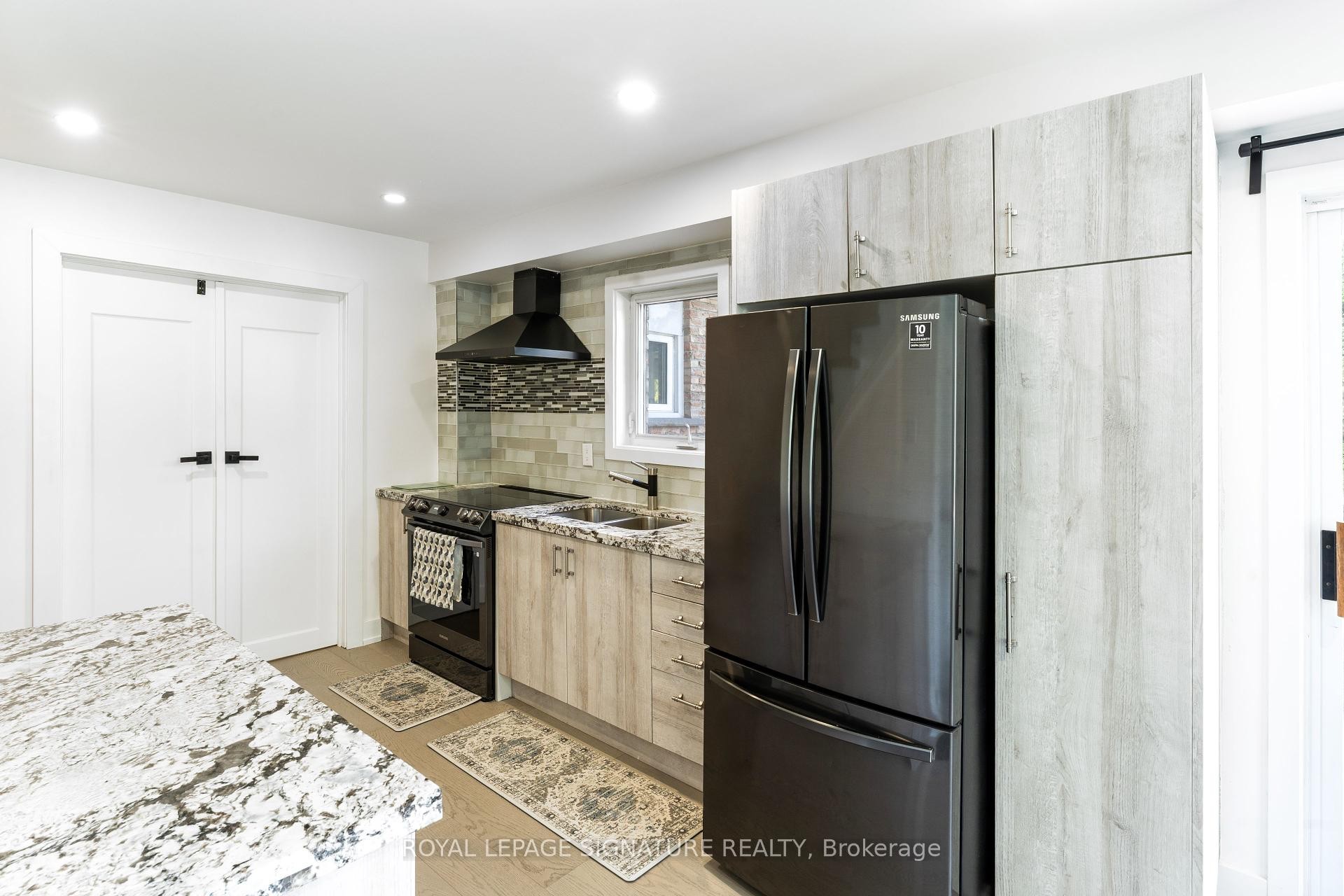 2545 Evelyn Court, Mississauga, ON - Indoor Photo Showing Kitchen With Double Sink