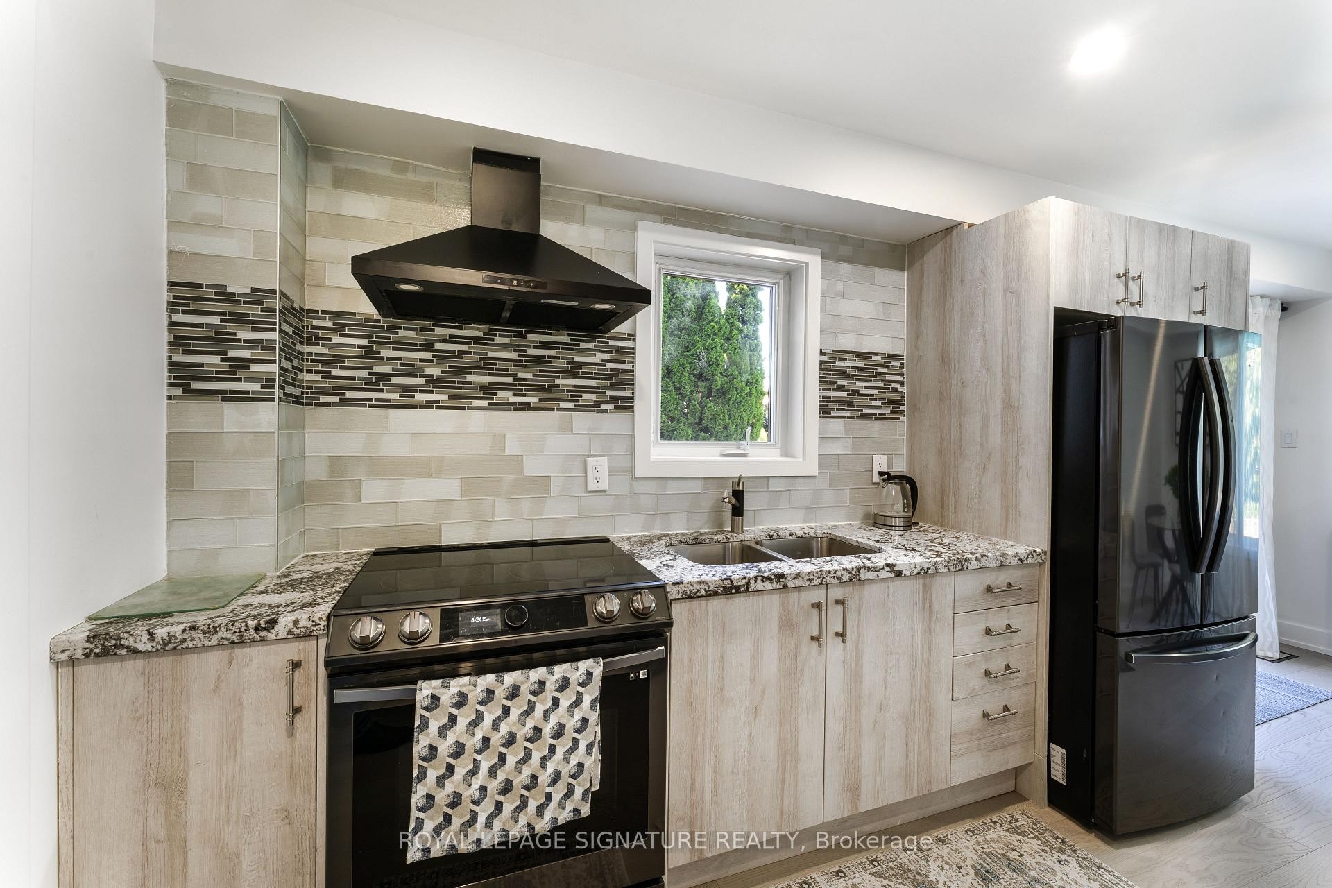 2545 Evelyn Court, Mississauga, ON - Indoor Photo Showing Kitchen With Double Sink