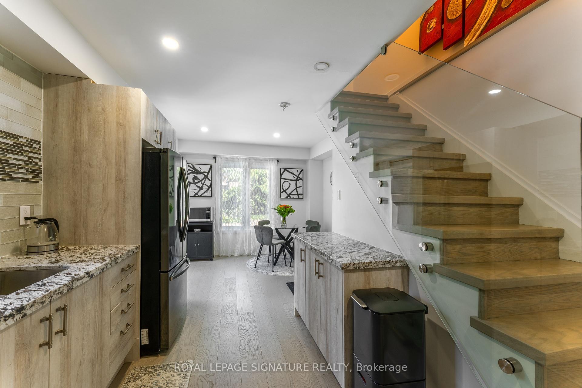 2545 Evelyn Court, Mississauga, ON - Indoor Photo Showing Kitchen With Upgraded Kitchen