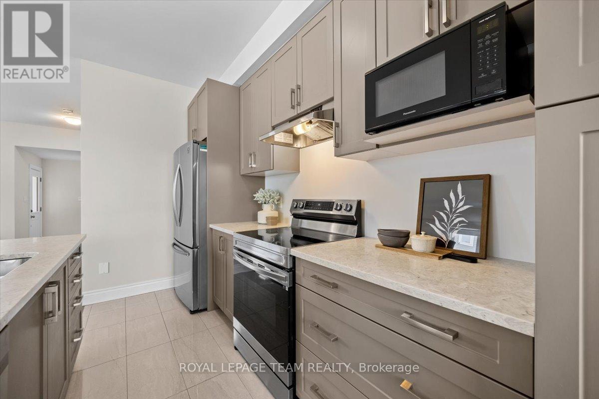 227 Bert Hall Street, Arnprior, ON - Indoor Photo Showing Kitchen With Double Sink With Upgraded Kitchen