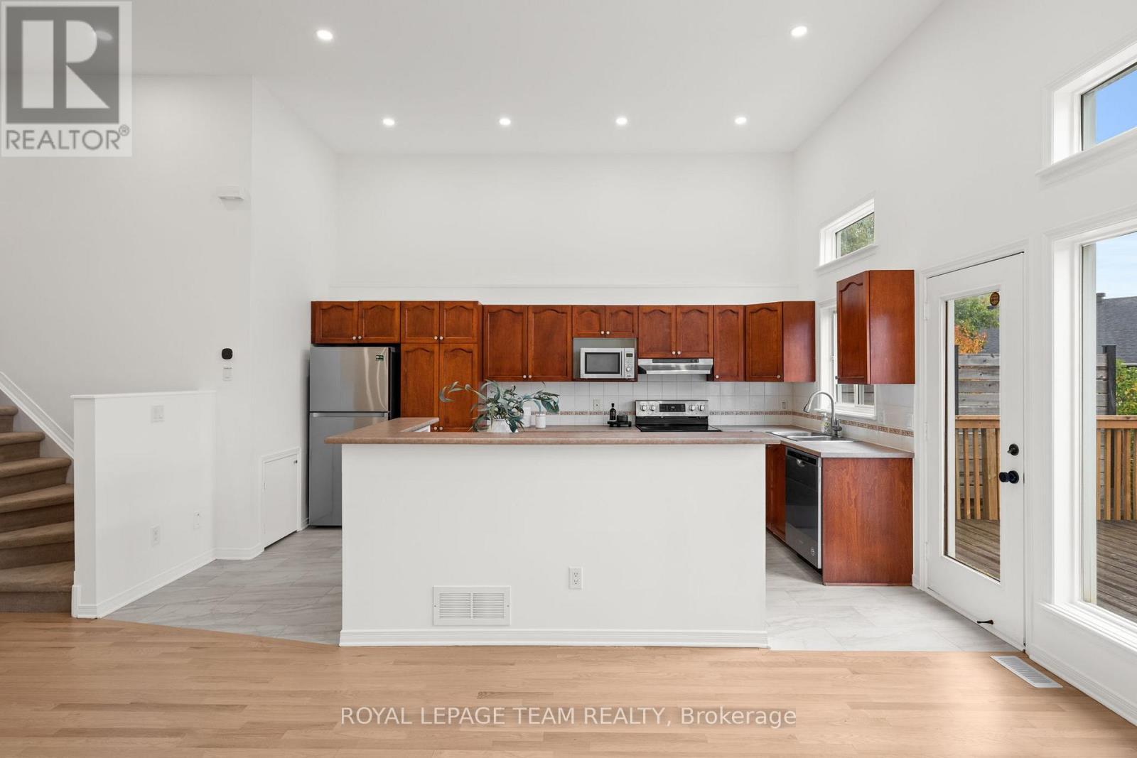 137 Macassa Circle, Ottawa, ON - Indoor Photo Showing Kitchen