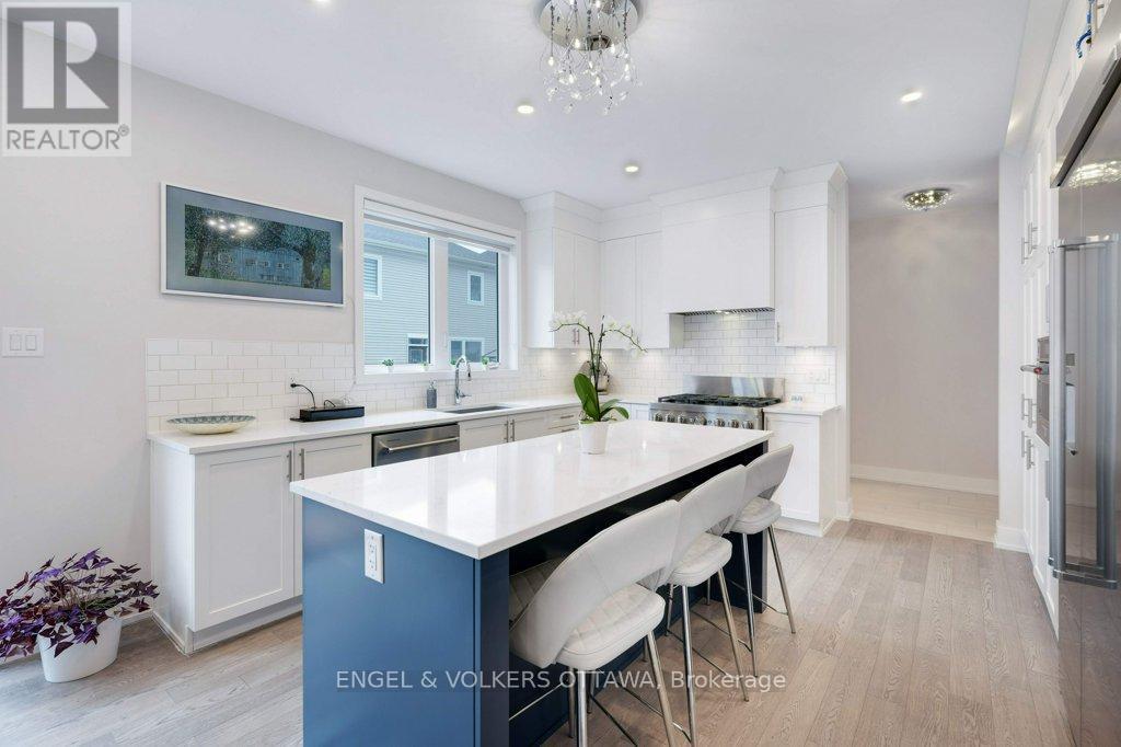1010 Carden Lane, Ottawa, ON - Indoor Photo Showing Kitchen With Upgraded Kitchen