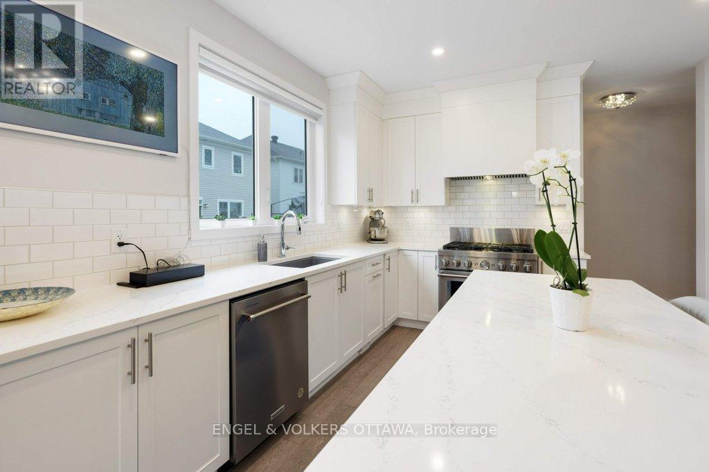 1010 Carden Lane, Ottawa, ON - Indoor Photo Showing Kitchen With Upgraded Kitchen