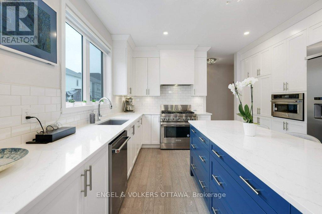 1010 Carden Lane, Ottawa, ON - Indoor Photo Showing Kitchen With Upgraded Kitchen
