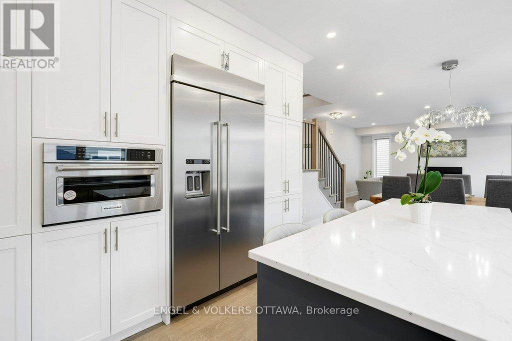 1010 Carden Lane, Ottawa, ON - Indoor Photo Showing Kitchen With Upgraded Kitchen