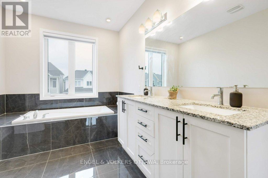 1010 Carden Lane, Ottawa, ON - Indoor Photo Showing Bathroom