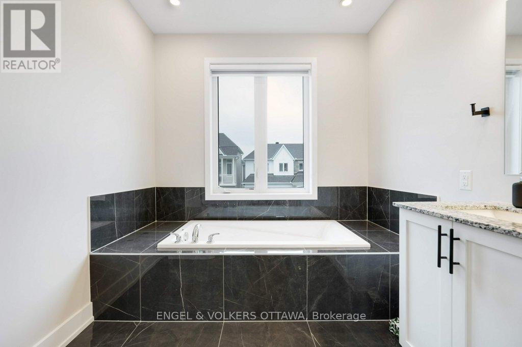 1010 Carden Lane, Ottawa, ON - Indoor Photo Showing Bathroom