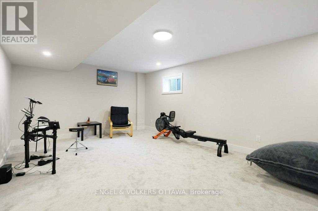 1010 Carden Lane, Ottawa, ON - Indoor