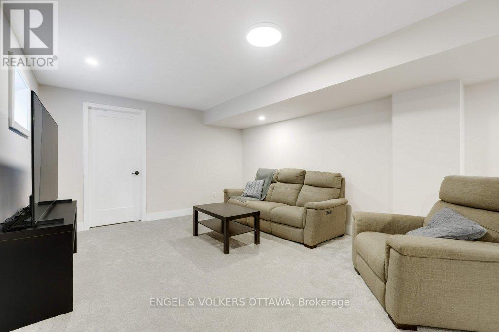 1010 Carden Lane, Ottawa, ON - Indoor